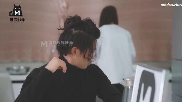 MMZ046 桃色诱惑闺蜜发骚 空虚难耐引诱闺蜜男友干穴