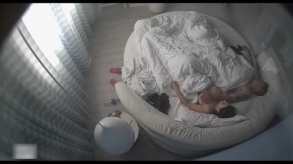 圆床俯拍混社会的霸气纹身大哥与肥臀大波情人开房啪啪啪姿势不多但是挺生猛的貌似无套内射