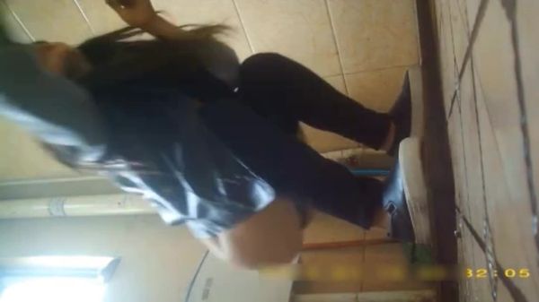 外站最新流出作品-某高校公共女厕拍摄到的气质美女如厕嘘嘘