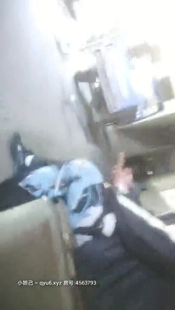 为了刚入行不久的年轻嫩逼又特意赶回来排队等待无套内射她活塞运动太快灌进去气干出放屁声