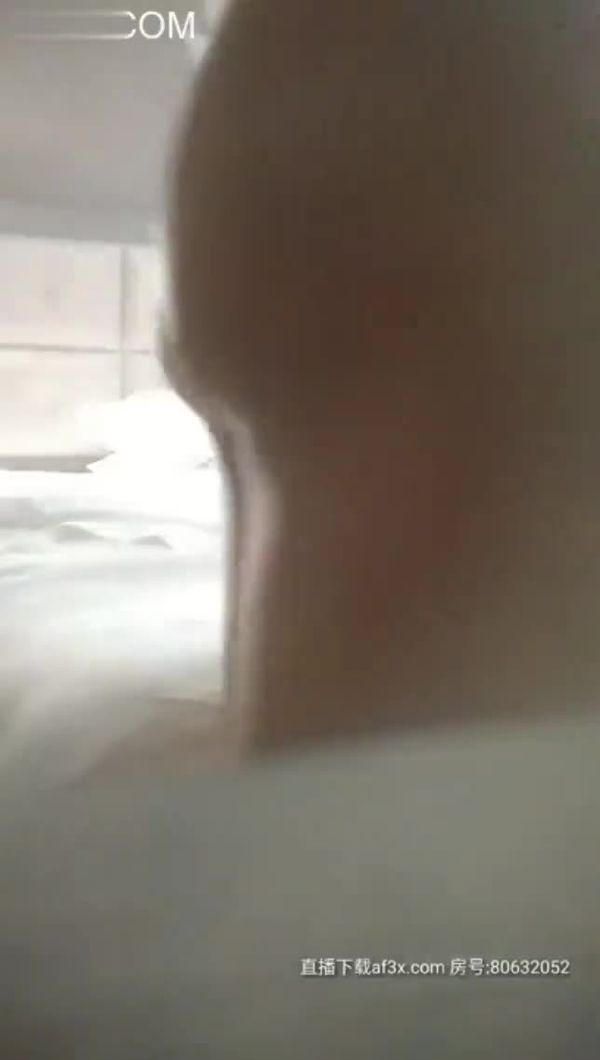 浪子神探宾馆约的可爱少妇偷情，非常温柔乖巧听话着舔着鸡巴，躺在床上抠她逼还聊骚，压在身下爆草呻吟~