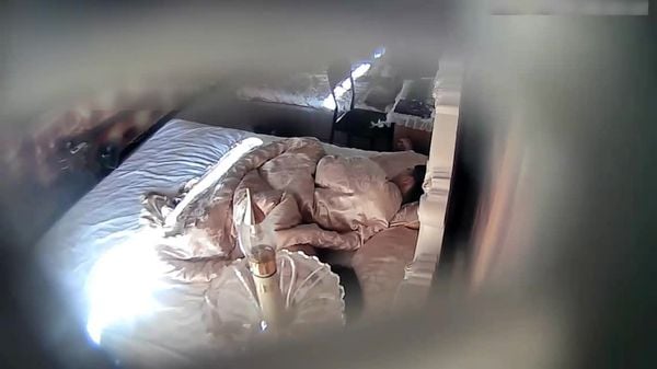 漂亮的大学短裤美女背着男友偷偷在宾馆私会男校友偷情时不慎被服务员偷拍,长得漂亮,身材又好,操完又操!