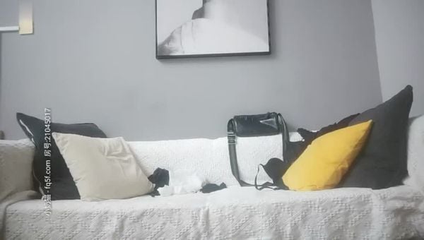 牛人逼哥约炮大圈极品外围高颜值美女穿着黑丝高跟草