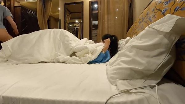 年轻小伙带清秀女友过夜