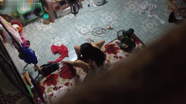 真实偷拍-漂亮美女下班后和男友在地上操逼,各种高难度姿势爽的捂着嘴强忍着不敢大叫,被变态房东偷拍全过程!