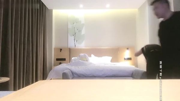 一路寻花~胖哥酒店约炮个貌似喝醉了的长发美女迷糊中给她舔逼做爱