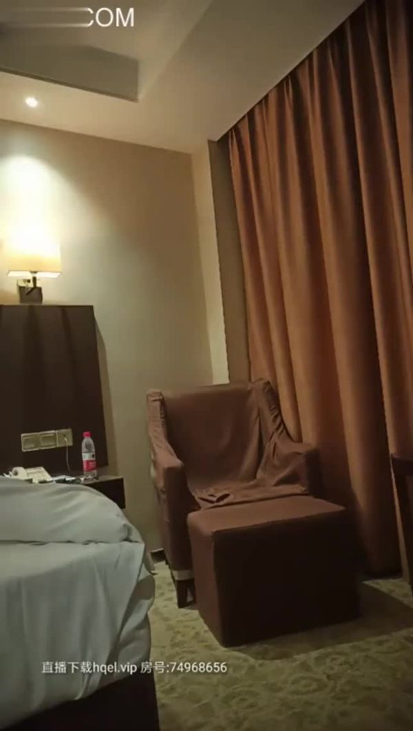 眼镜男约了个气质不错妹子tp啪啪，沙发调情摸奶近距离口交骑乘猛操