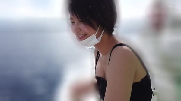 南国露出dxI与放尿少女由梨精饮中出半中半外度假Isun-033！