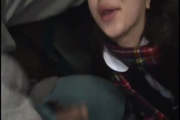 上学的巴士上穿着大衣被痴汉搞得体液直流高潮不断的○学生