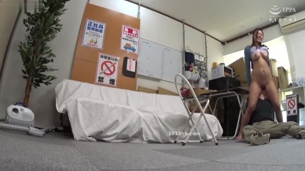 (中文字幕)-[JJAA-037]-パートの人妻さんが若い従業員をこっそり連れ込んで楽しむヤリ部屋になっているバイト先の休憩室12